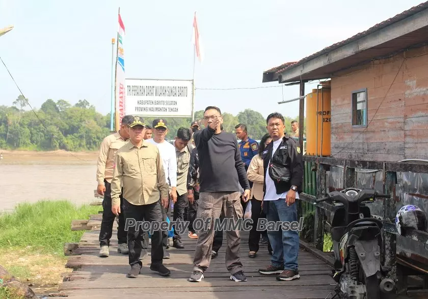 Penjabat Bupati Barito Selatan meninjau Pasar Saik Beringin Buntok di dampingi Sekretaris Daerah Kab. Barito Selatan