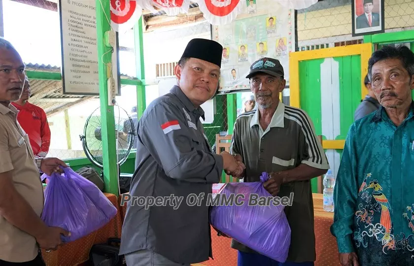 Pj.Bupati Barsel H. Deddy Winarwan Menyerahkan Bantuan Kepada Warga Desa Marga Jaya Kec. Gunung Bintang Awai (Foto:JN/EN/SNH)