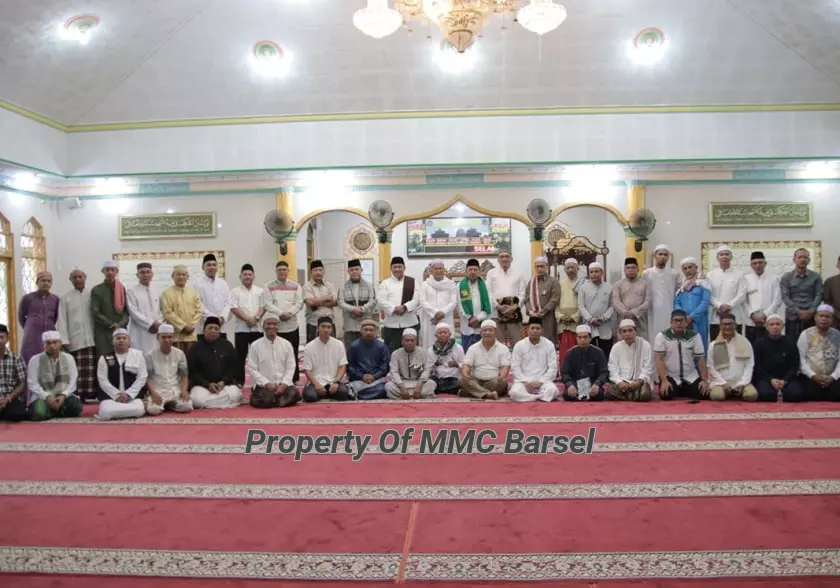 Wagub Kalteng H. Edy Pratowo dan Pj. Bupati Barsel H. Deddy Winarwan foto bersama jajaran Pemkab Barsel dan jamaah Masjid Agung Baiturrahman Buntok (Foto:Zal)