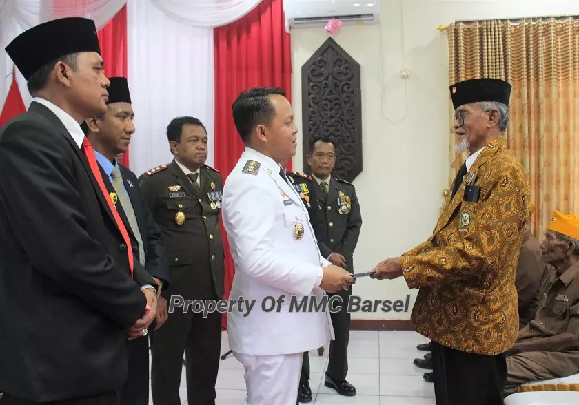 Pj. Bupati Barsel H.Deddy Winarwan saat menyerahkan bantuan Tali Asih secara simbolis kepada perwakilan Veteran dan Warakawuri (Foto:JN/R1/Elz4/Dien)