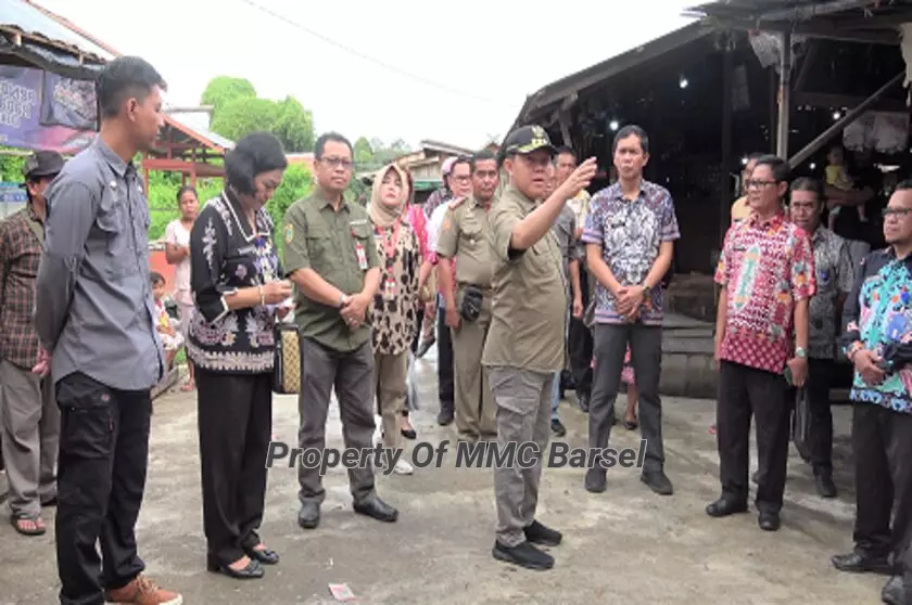 Pj. Bupati Barsel H. Deddy Winarwan dan Rombongan Saat Sidak Pasar SAIK Buntok (Foto:JN/SNH)