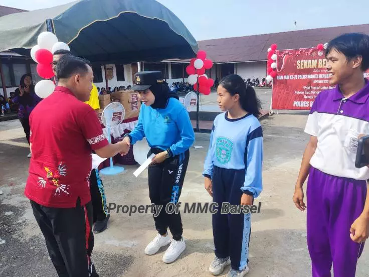 Penjabat Bupati Barito Selatan Menyerahkan Doorprize kepada peserta Senam bersama yang beruntung