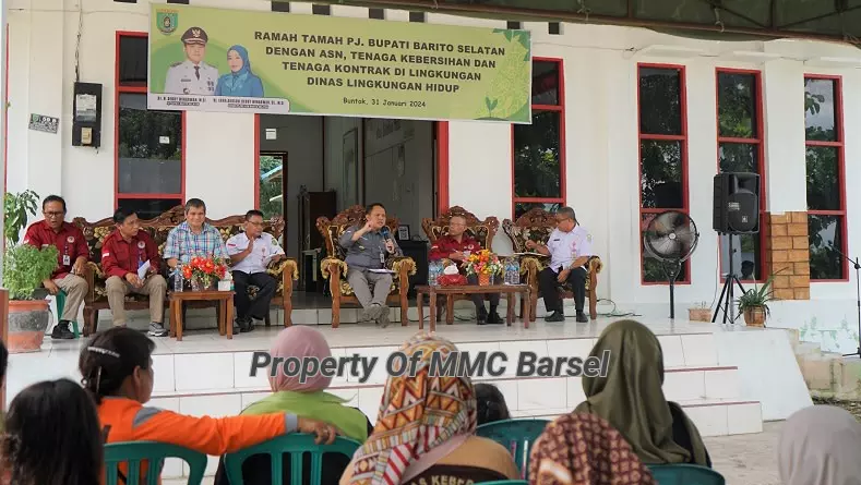 Pj. Bupati Barsel H. Deddy Winarwan memberikan motivasi kepada ASN dan Tenaga Kontrak Petugas Kebersihan (Foto:JN/SNH) 