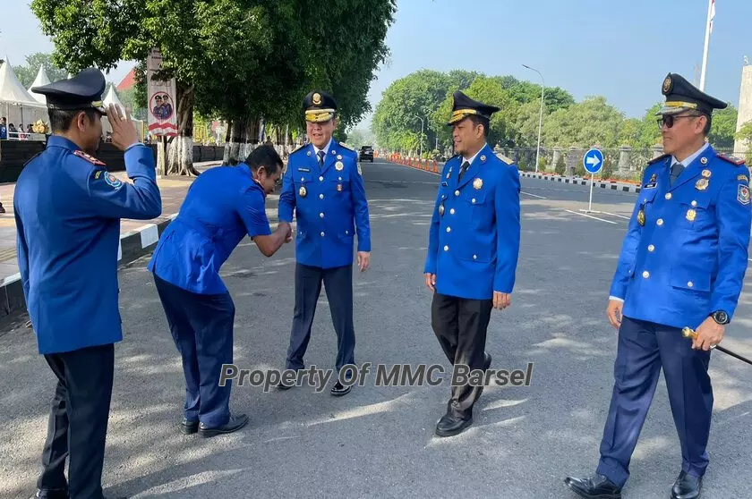 Pj. Bupati Barsel H. Deddy Winarwan Saat Tiba Di di Lapangan Kodam V/Brawijaya
