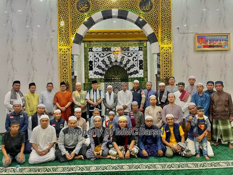 Pj. Bupati Barito Selatan H. Deddy Winarwan Foto bersama  dengan Jamaah Langggar Nurul Yaqin Buntok dan Bikers Subuhan Buntok