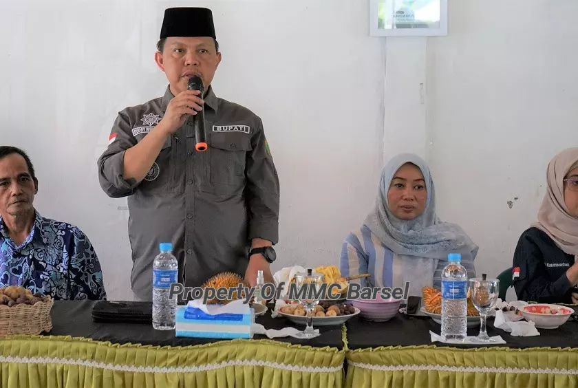 Pj.Bupati Barsel H. Deddy winarwan Saat Berdialog Dengan Warga Desa Dangka Kec. Dusun Selatan (Foto:JN/EN/SNH)
