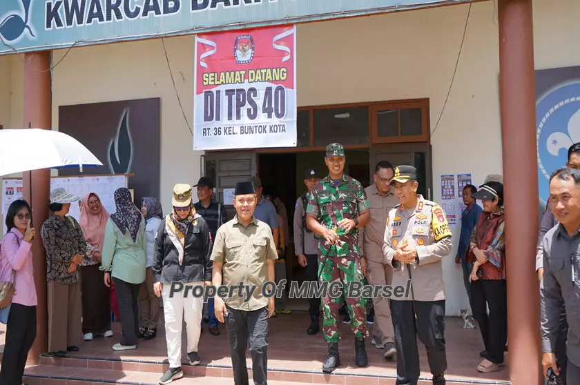 Pj.Bupati Barsel H. Deddy Winarwan usai meninjau TPS 40 Kel.Buntok Kota (Foto:SNH/JN/EN)