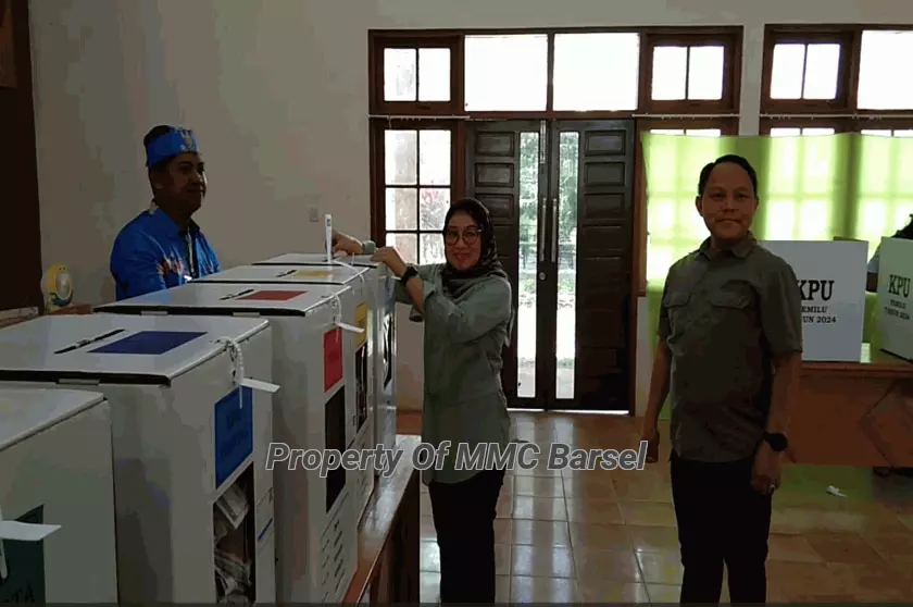 Hj. Erna Ardiani Palupi Saat Memasukan Surat Suara Kedalam Kotak Suara (Foto:R1/EN/SNH/JN)