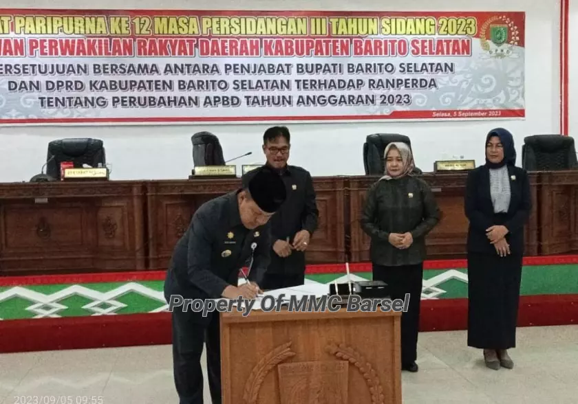 Pj.Bupati Barsel H. Dedddy Winarwan saat menandatangani Ranperda Perubahan APBD Tahun Angggaran 2023 disaksikan Ketua DPRD KAb.Barsel HM.Farid Yusran dan Wakil Ketua DPRD Kab.Barsel Hj. Enung Irawati dan Hj. Nyimas Artika (Foto:HN2R)
