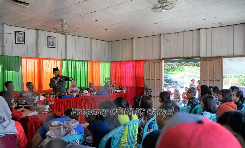 Pj. Bupati Barsel H. Deddy Winarwan Saat Berdialog dengan Warga Desa Tetei lanan (Foto:JN/EN/SNH)