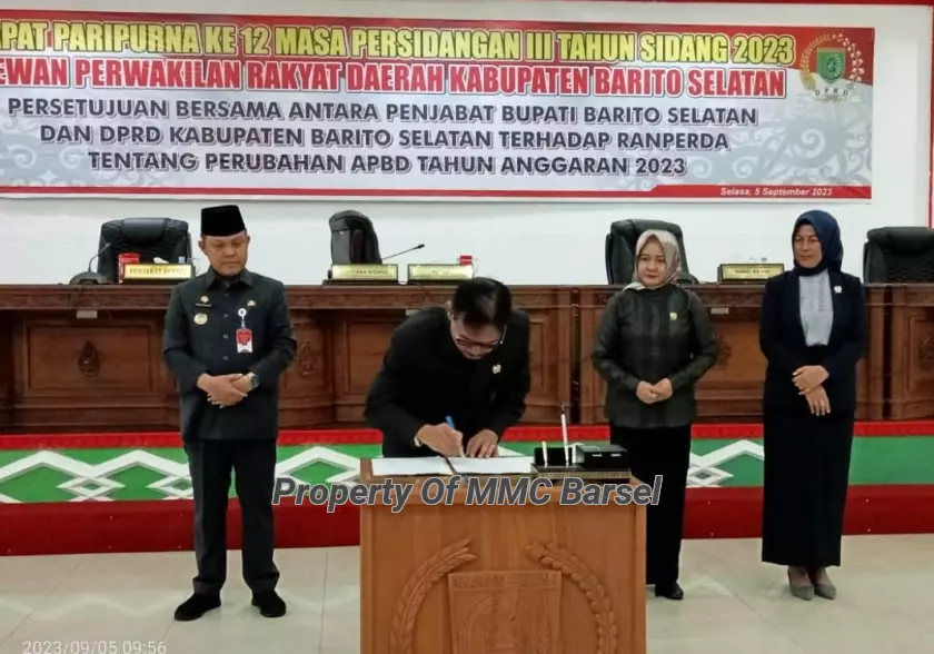 Ketua DPRD Kab.Barsel HM.Farid Yusran menandatangani Ranperda Perubahan APBD Tahun Angggaran 2023 disaksikan Pj.Bupati Barsel H. Deddy Winarwan (Foto:HN2R)