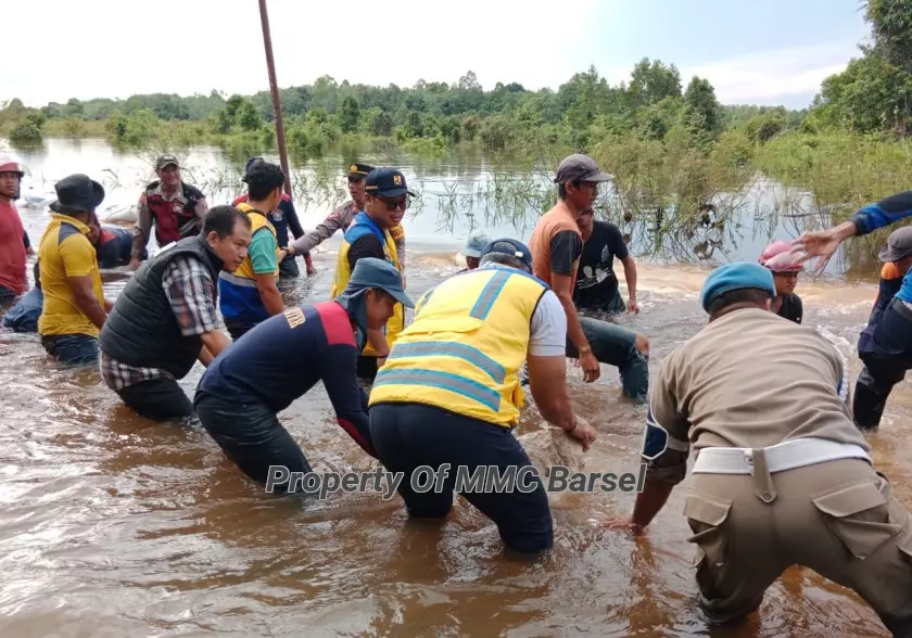 Seluruh petugas gabungan menyelesaikan pembuatan Tanggul (Foto:dok)