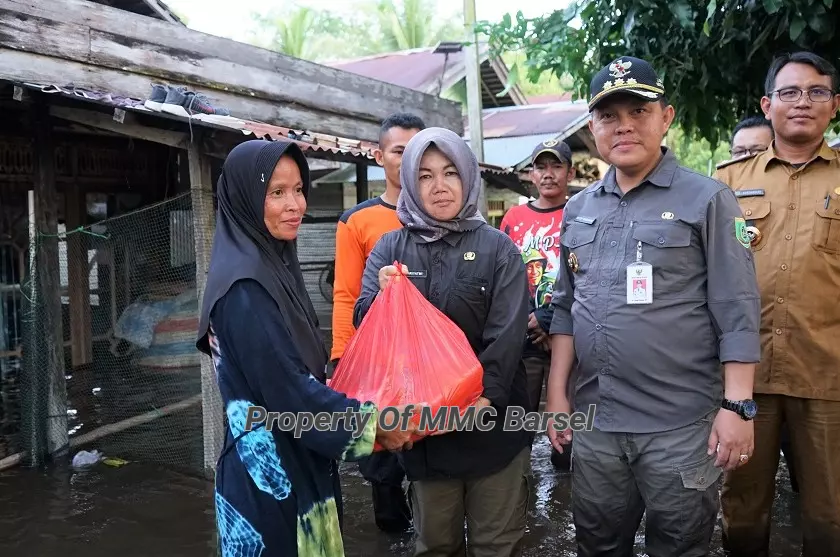 Kepala Dinas Sosial PMD Kab. Barsel Selvy Riyatmi Menyerahkan Bansos Berupa Sembako Kepada Warga di Saksikan Pj. bupati Barsel H. Deddy Winarwan (Foto:JN/SNH)