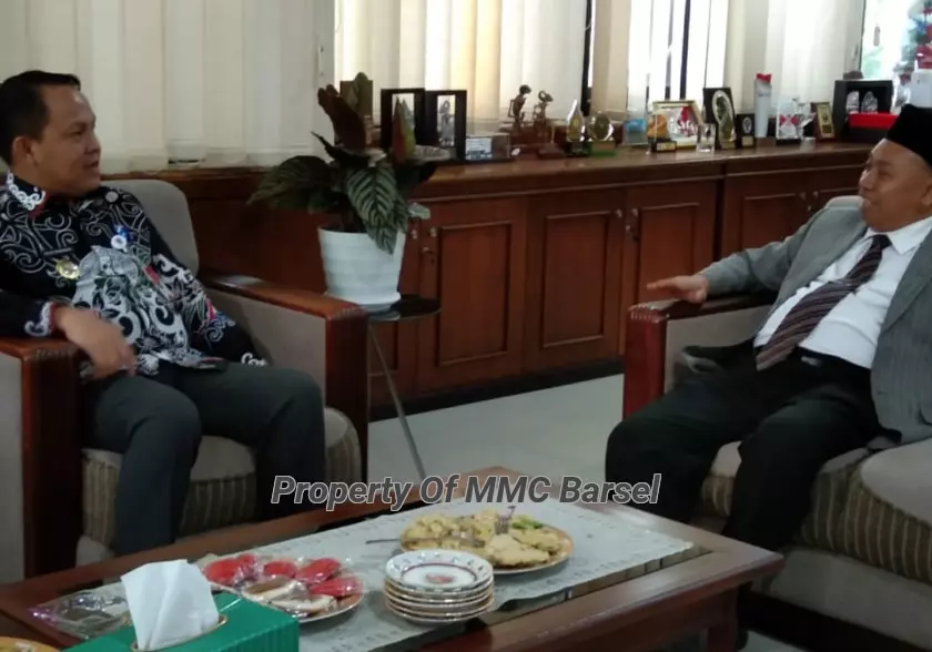 Pj. Bupati Barsel dijamu secara khusus oleh Rektor Universitas Jenderal Soedirman Purwokerto Kab. Banyumas Akhmad Sodiq di ruang  kerjanya (Foto:R1)
