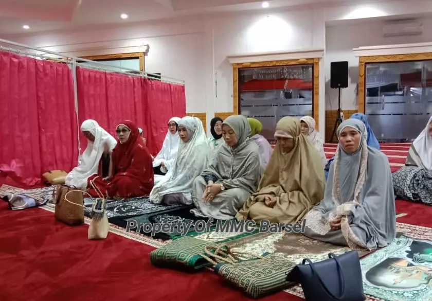 Ketua TP-PKK Kab. Barsel Hj.Erna Ardiani saat mengikuti pengajian ruti Asy syifa (Foto:JN)