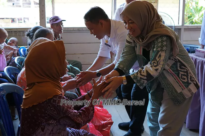 Pj Bupati Marsel Saat Menyerahkan Bantuan Sosial Kepada Warga Kurang Mampu