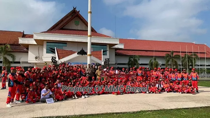 Pj. Bupati Barsel H. Deddy Winarwan foto bersama seluruh  kontingen Barsel sebelum berangkat menuju kota Sampit