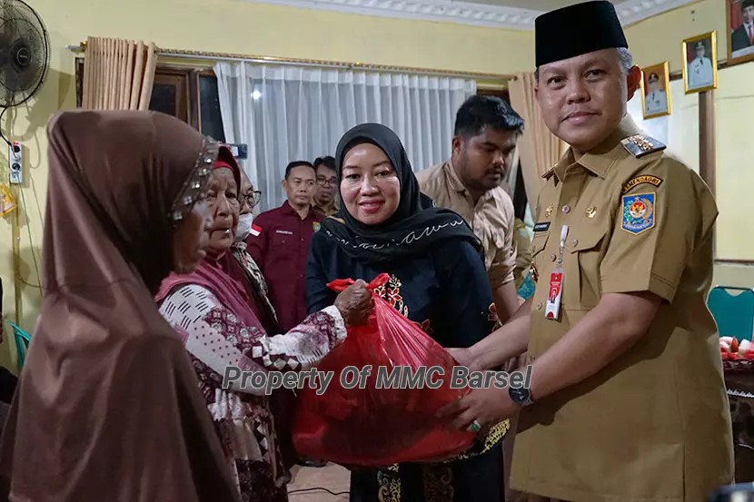 Penjabat Bupati Barito Selatan Saat Menyerahkan Secara Simbolis Paket Sembako Kepada Masyarakat yang Kurang Mampu