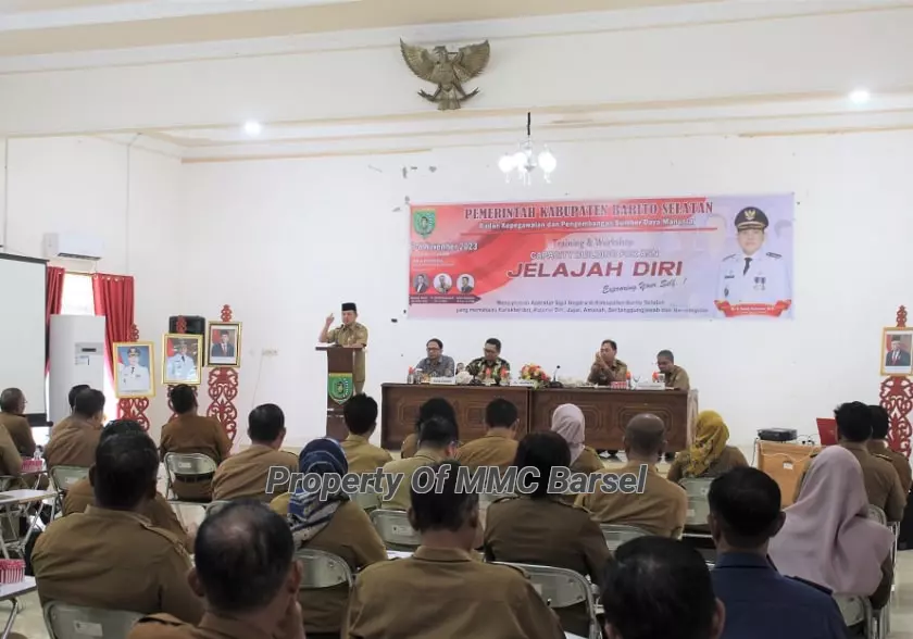 Pj.Bupati Barsel H.Deddy Winarwan saat memberikan sambutan sekaligus membuka dengan resmi Trainning & Workshop Capacity Building untuk Aparatur Sipil Negara (ASN)  lingkup Pemkab Barsel  (Foto:ELZ4/JN)
