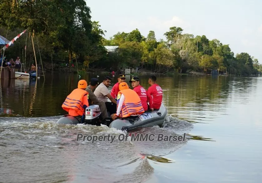Pj.Bupati Barsel H. Deddy Winarwan menggunakan perahu karet mengarungi Danau Sadar menuju Titik Star (Foto:Dien/R1/HN2R)