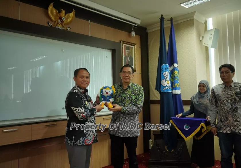 Pj. Bupati Barsel H. Deddy Winarwan menerima Cindera Matra dari Rektor Universitas Negeri Malang Haryono (Foto:Dok)