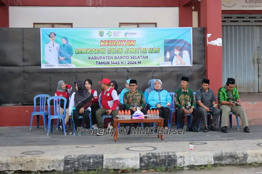 Plt.Sekretaris Dinkes Kab.Barsel Huzaimah dan Kepala Kantor Kementerian Agama Kab. Barsel Arbaja serta tamu undangan lainnya sebelum melaksanakan Senam Bersama CJH Barsel (Foto:DIEN/SNH/BUS)