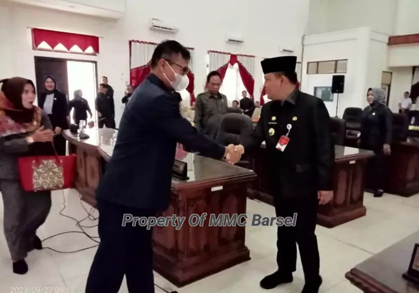 Pj.Bupati Barsel H. Deddy Winarwan saat tiba di DPRD Kab. Barsel menyalami Ketua DPRD Kab. Barsel HM. Farid Yusran dan Anggota (Foto: HN2R/Dien)