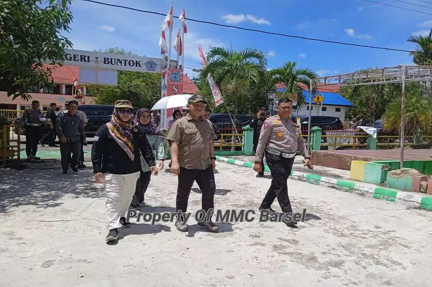 Pj.Bupati Barsel H. Deddy Winarwan didampingi Dirlantas Polda Kalteng Kombes Pol. RS Handoyo, S.IK, M.Si dan Ketua KPU Kab.Barsel Roslina saat Meninjau TPS SMKN 1 Buntok (Foto:EN/R1/JN/SNH)