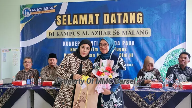 Ketua TP.Pkk Kab. Barsel Hj. Erna Ardiani menerima bingkisan dari YPI Al Azhar 56 Malang (Foto:Dok) 