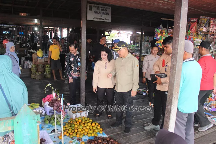 Penjabat Bupati Barito Selatan di dampingi Kepala Dinas Perdagangan, Koperasi, Usaha Kecil dan Menengah Kabupaten Barito Selatan saat meninjau Pasar Saik di Buntok