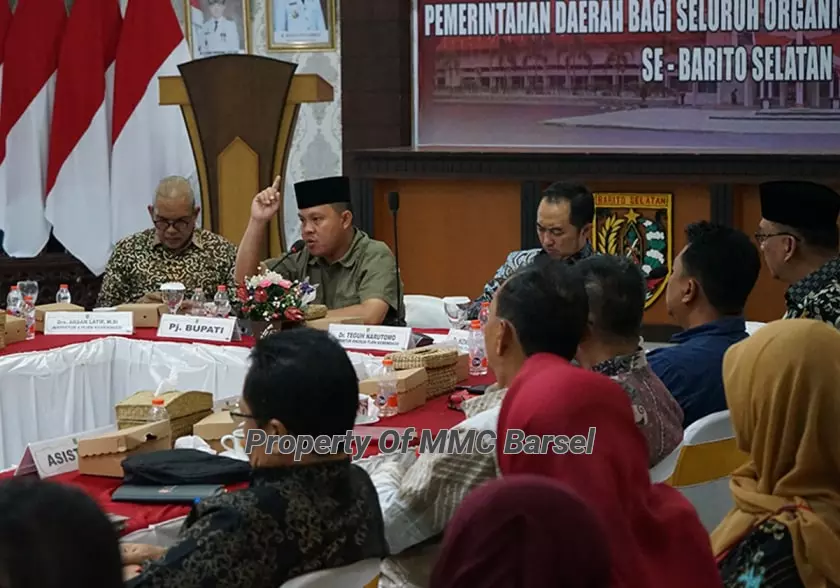Pj Bupati Barsel H. Deddy Winarwan memberi sambutan Kegiatan Sosialisasi Peningkatan Kapasitas Penyelenggaraan Pemerintahan Daerah