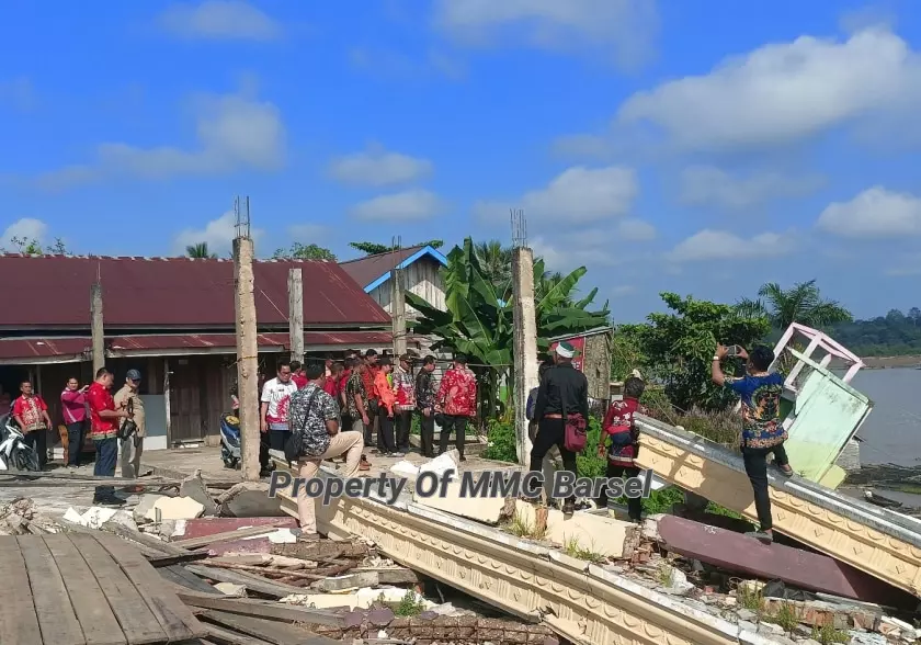 Pj.Bupati Barsel H.Deddy Winarwan dan jajaran saat melihat langsung kondisi bangunan yang rusak akibat longsor (Foto:FahryR)