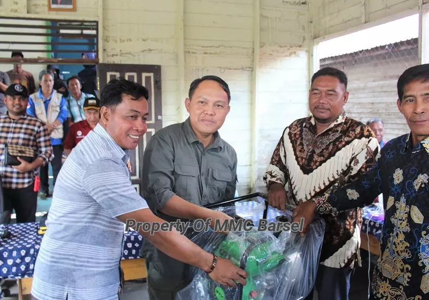 Penjabat (Pj) Bupati Barito Selatan dan Camat Dusun Hilir Menyerahkan secara Langsung Bantuan Untuk Nelayan di Desa Batilap