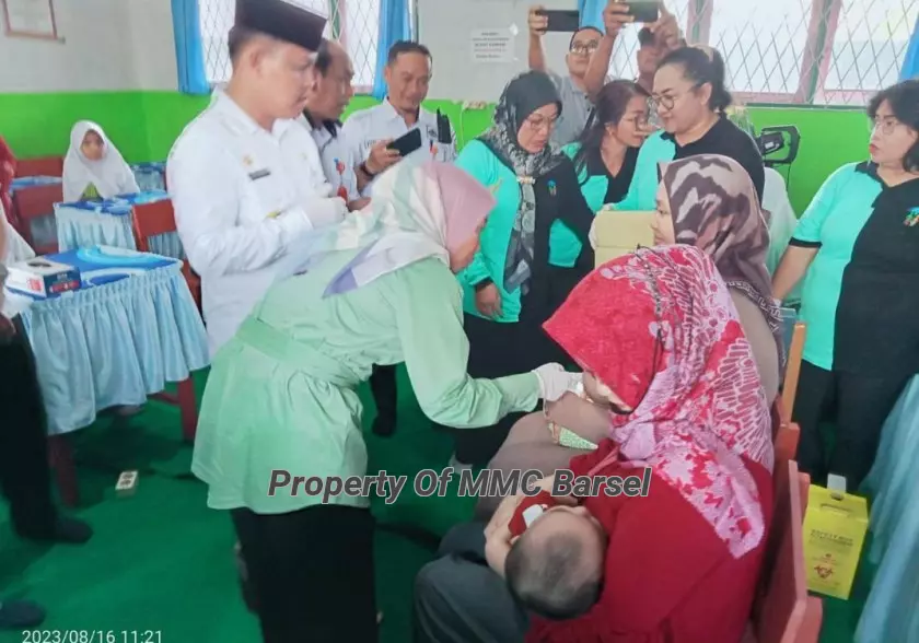 Ketua TP.PKK Kab.Barsel Hj. Erna Ardiani berkesempatan memberiakn vaksin kepada balita (Foto:HN2R)