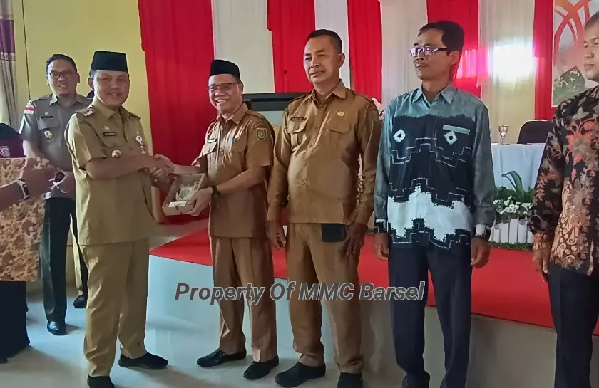 Pj Bupati Barito Selatan Memberikan Kenang - Kenangan kepada ASN yang sudah Purna tugas 