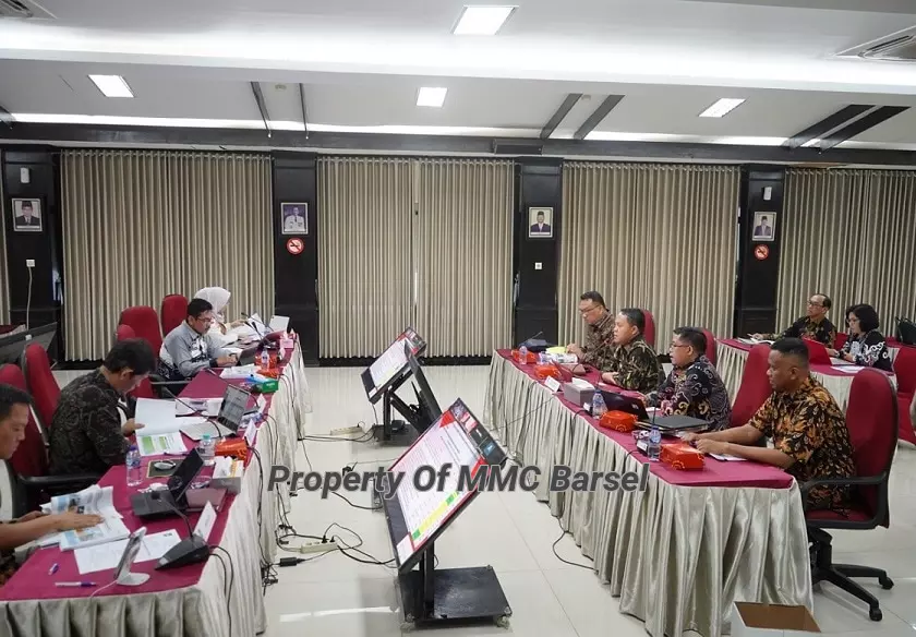 Pj. Bupati Kab. Barsel H. Deddy Winarwan menyampaikan laporan kinerja trwiwulan II dui hadapan Tim Evaluator