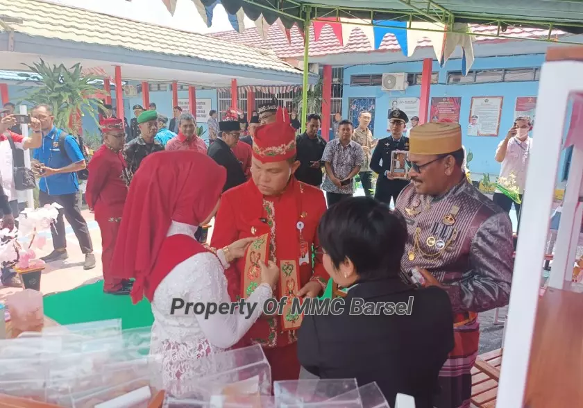 Pj.Bupati Barsel H. Deddy Winarwan dan Ketua TP.PKK Kab.Barsel Hj. Erna Ardiani saat melihat hasil kerajinan warga binaan (Foto:Dien/Elz4/R1/JN)