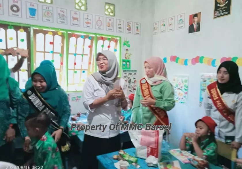 Bunda PAUD KAb.BArsel berbaur bersama anak-anak PAUD Kaharapen Rama Desa Mabuan (Foto:HN2R)