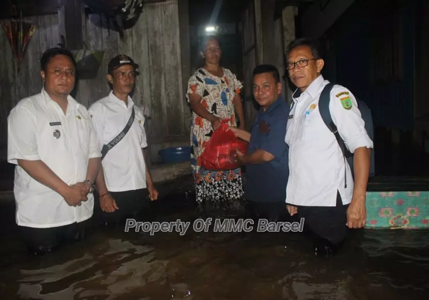 Rombongan Asisten Perekonomian dan Pembangunan Setda Barsel Rahmat Nuryadin menyerahkan Bantuan Sembako Kepada Warga Desa Tarusan pada malam hari