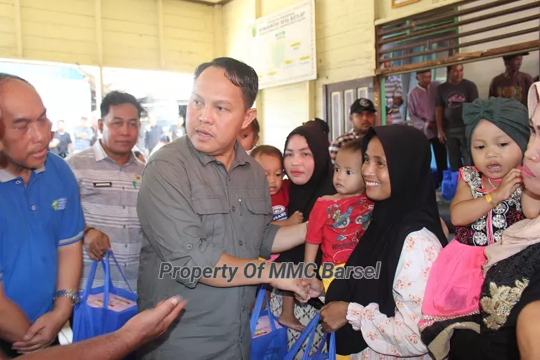 Penjabat (Pj) Bupati Barito Selatan H. Deddy Winarwan menyerahkan langsung bantuan untuk anak Stunting di Desa Batilap Kec. Dusun Hilir