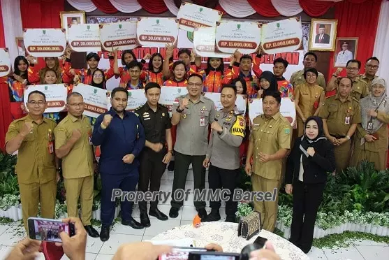 Foto bersama Sekda Kab Barsel, Ketua umum KONI, Ketua harian KONI dan pelatih serta atlit peraih medali PORPROV Kalteng XII Tahun 2023 (foto:HW/ADM) 