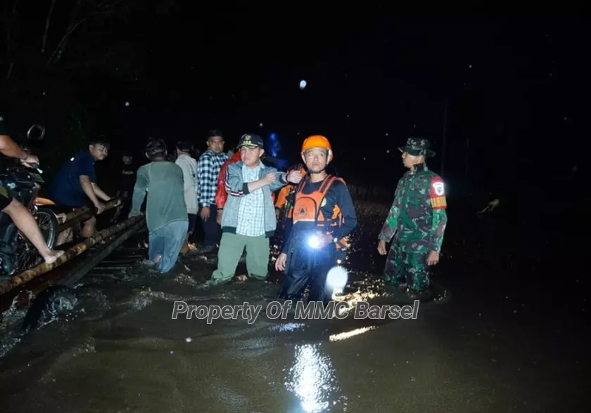 Pj. Bupati Barsel H. Deddy Winarwan melihat secara langsung proses penyeberangan masyarakat pengguna jalan di Desa Lembeng
