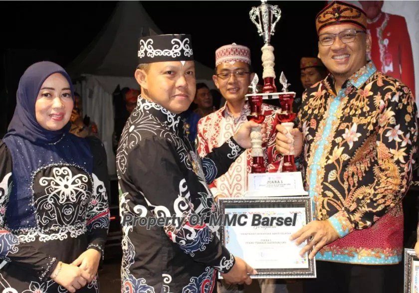 Pj.Bupati Barsel H.Deddy Winarwan didampingi Ketua TP.PKK Kab.Barsel Hj.Erna Ardiani Palupi menyerahkan Piala, Piagam Penghargaan dan Uang Pembinaan kepada Sekretaris Daerah Kab.Barsel Edy Purwanto untuk Sekretariat Daerah Sebagai Juara I Stan OPD (Foto:R1/3lza)