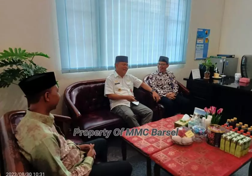 Pj.Bupati Barsel H.Deddy Winarwan berbincang akrab dengan Kepala Kemenag Kab.Barsel H.Arbaja (Foto:HN2R)