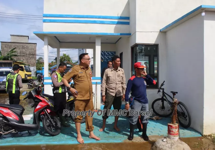 Sekda Barsel  Eddy Purwanto memantau persiapan pembuatan Tanggul dengan Mengisi Karung dengan Pasir (Foto:dok)
