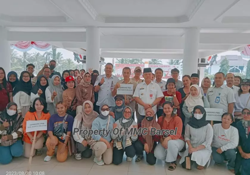 Pj.Bupati Barsel. H.Deddy Winarwan foto bersama Kontingen PKK Kab.Barsel sebelum beragkat mengikuti Jambore PKK Tingkat Prov.Kalteng di Palangkaraya (Foto:HN2R)
