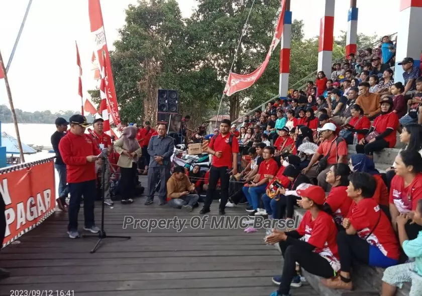 Pj.Bupati Barsel H.  Deddy Winarwan saat memberikan sambutan sekaligus membuka secara resmi Lomba Dayung Tradisonal Perahu Naga di Danau Sadar (Foto:HN2R/Dien)