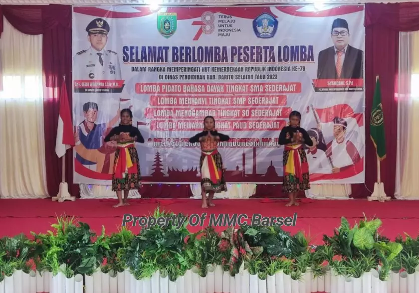 Penampila siswa pada saat acara pembukaan  Mewarnai, Menyanyi, Menggambar dan Pidato Bahasa Daerah (Foto:Elz4)