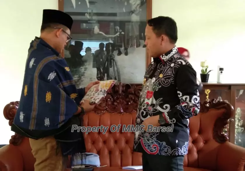 Penyerahan cendera mata berupa batik Barsel, madu hutan dan kayu bajakah.