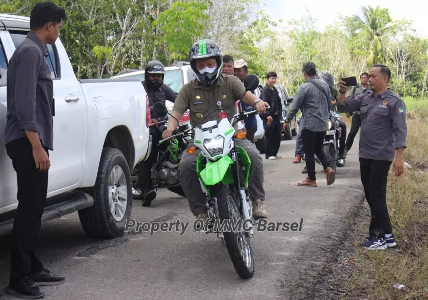 Rombongan Pj Bupati Barsel menggunakan kendaraan roda dua, menuju Desa Muka Haji Kec GBA, meninjau lahan yang akan digarap untuk penanaman padi . Masih dalam kecamatan yang sama, sekolah, jalan dan peternakan ayam petelur di Desa Wungkur Baru tak luput dari perhatian Pj Bup Barsel. 